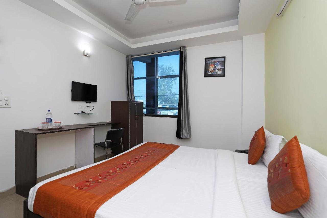 Oyo 11392 The Hotel Grand Hospitality Noida Exterior foto