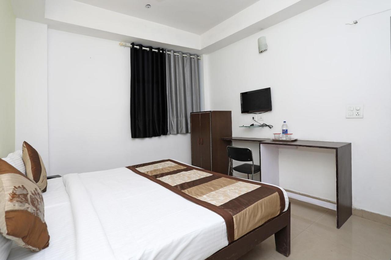 Oyo 11392 The Hotel Grand Hospitality Noida Exterior foto